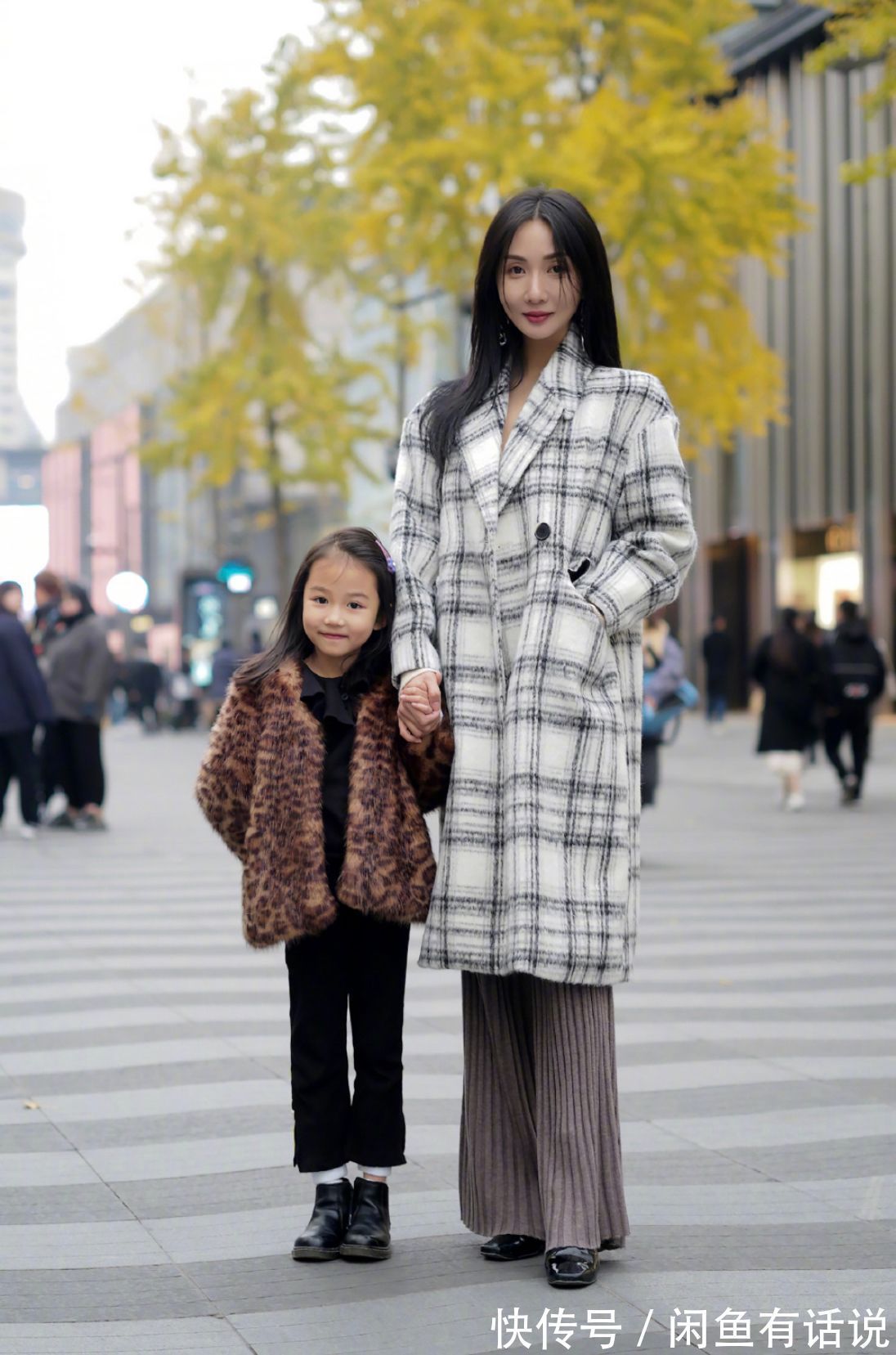 单品 被35岁博主的“母女装”圈粉,妈妈时髦女儿可爱,搭配思路可照搬
