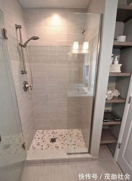 收纳|现在卫生间流行这样装淋浴区不做到墙,留个20公分还能做储物间