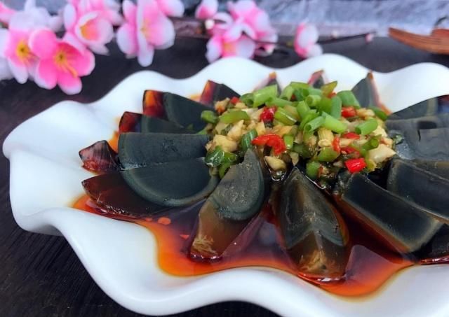 做凉拌皮蛋，这一味千万不能少，味道更好了，营养价值也更高了