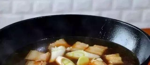 做红烧肉别再用酱油和啤酒了,用它炖,入口即化,一点都不腻!