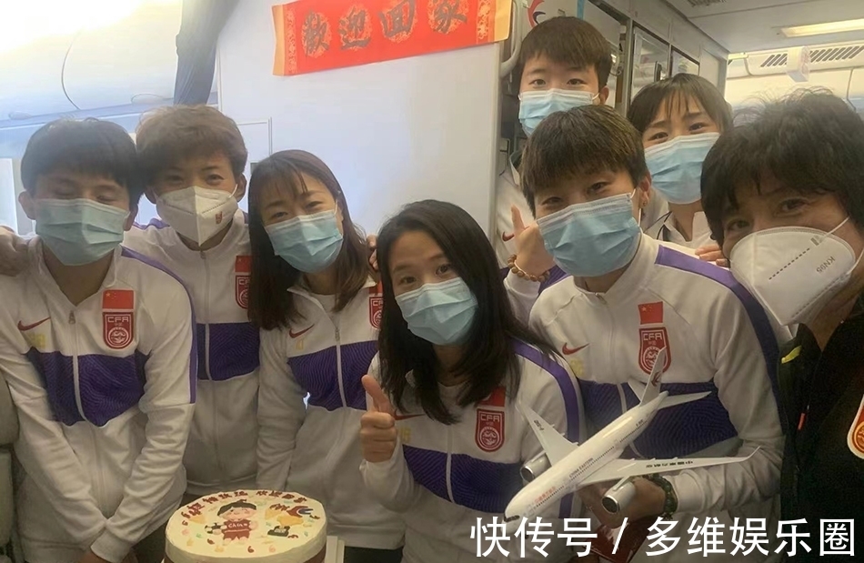 中国女足|凯旋|冠军归来!中国女足搭乘包机回国,今晚抵沪