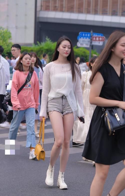 轻熟优雅的大姐姐，时尚穿搭针织衫搭配牛仔短裤，减龄更显女神范