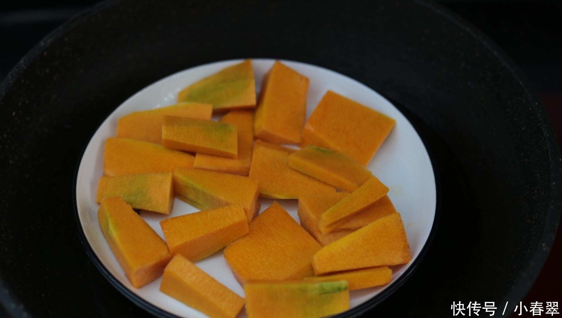 馒头|面粉里加点南瓜，不蒸不烤，出锅女儿抢着吃，太香了，好吃不上火