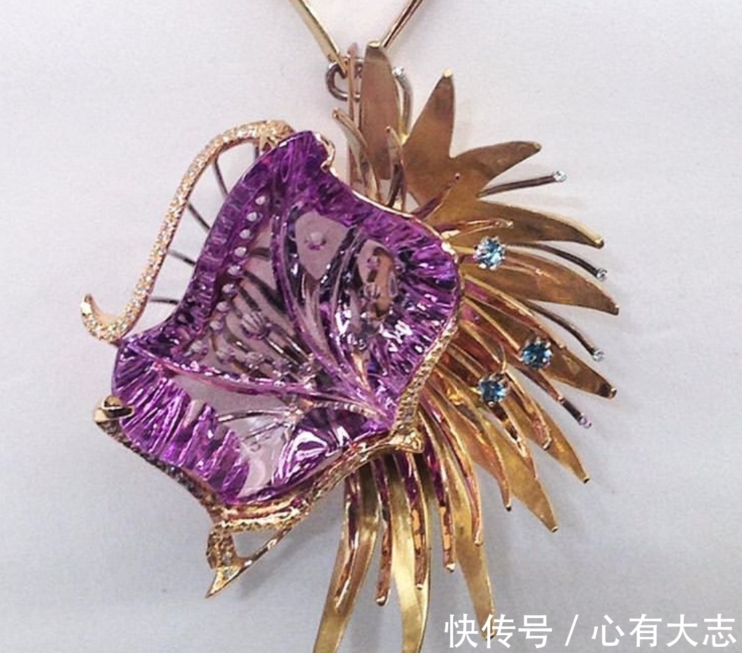 蓝绿色|它的紫色恰似伊丽莎白泰勒的眼睛,它就是传说中的暗夜珠宝明星