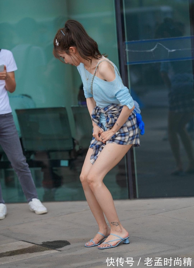 女神|街拍:有特点的衣服穿在身上会更好看,充分展现女神气质增添时尚韵味