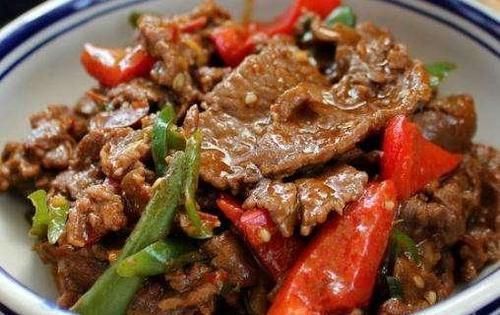 先炒青椒还是牛肉?饭店大厨多这一步,难怪炒不老,嫩滑入味!