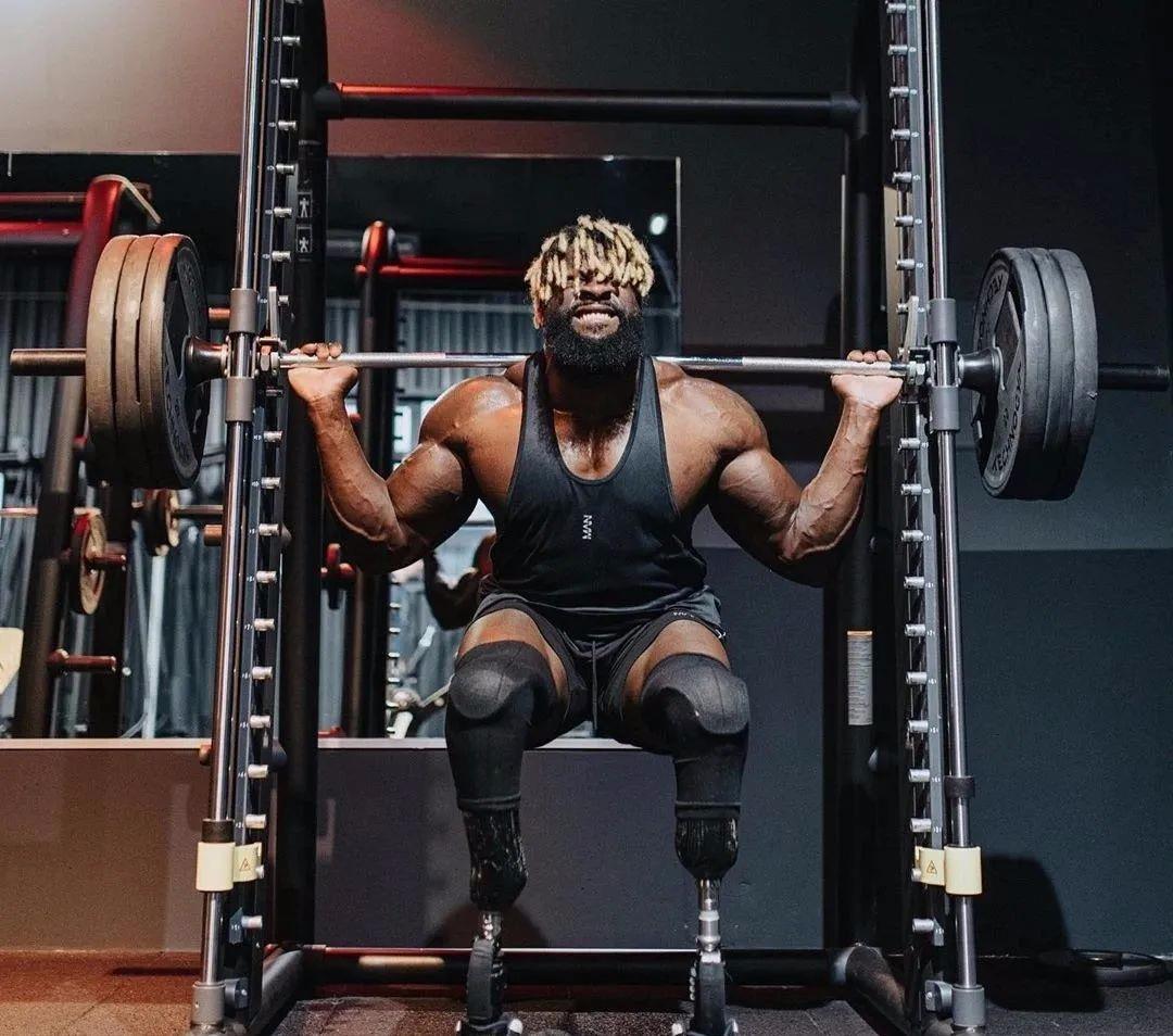 王者|上半身肌肉型男，下半身安上假肢，这是王者级别吗？