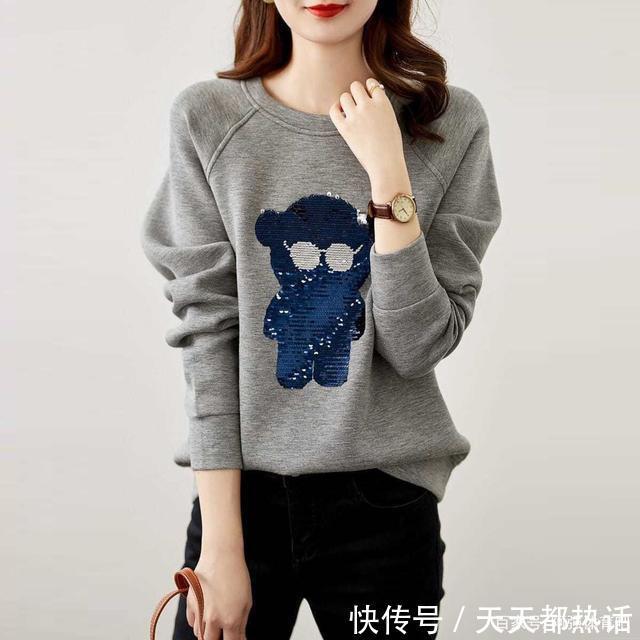 深秋后,建议试试穿“小熊卫衣+老爹裤”,上身洋气又减龄!