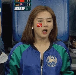 |搞笑gif 你永远也猜不到女主播的背 后, 让 人意 外了