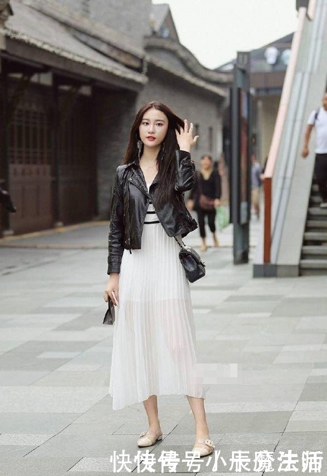 路人街拍，牛仔裤凹显出美女的腿部线条，显得她更加有气质