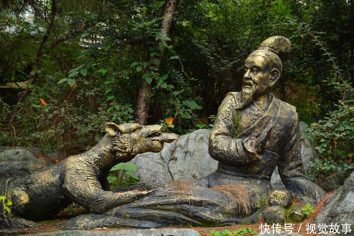  山上|山上安装众多雕塑，活灵活现栩栩如生，孩童将其当“玩具”