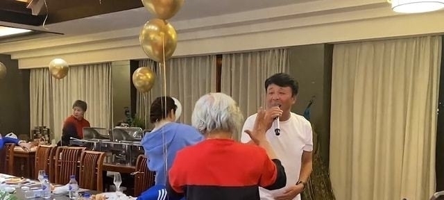王楠|王楠43岁生日宴现场曝光，抱一双儿女亲热合影，老公献唱却受冷落