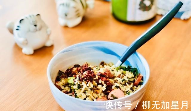 炒饭这样做，大人孩子都爱吃，搭配咸肉和蔬菜，营养又美味！