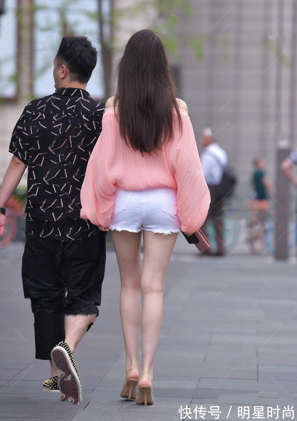 高跟鞋 时尚穿搭:粉色长袖针织衫,搭配白色短裤+高跟鞋,穿出时髦效果