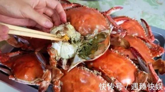 蒸螃蟹时，千万别直接上锅蒸，多加这一步，螃蟹不掉腿