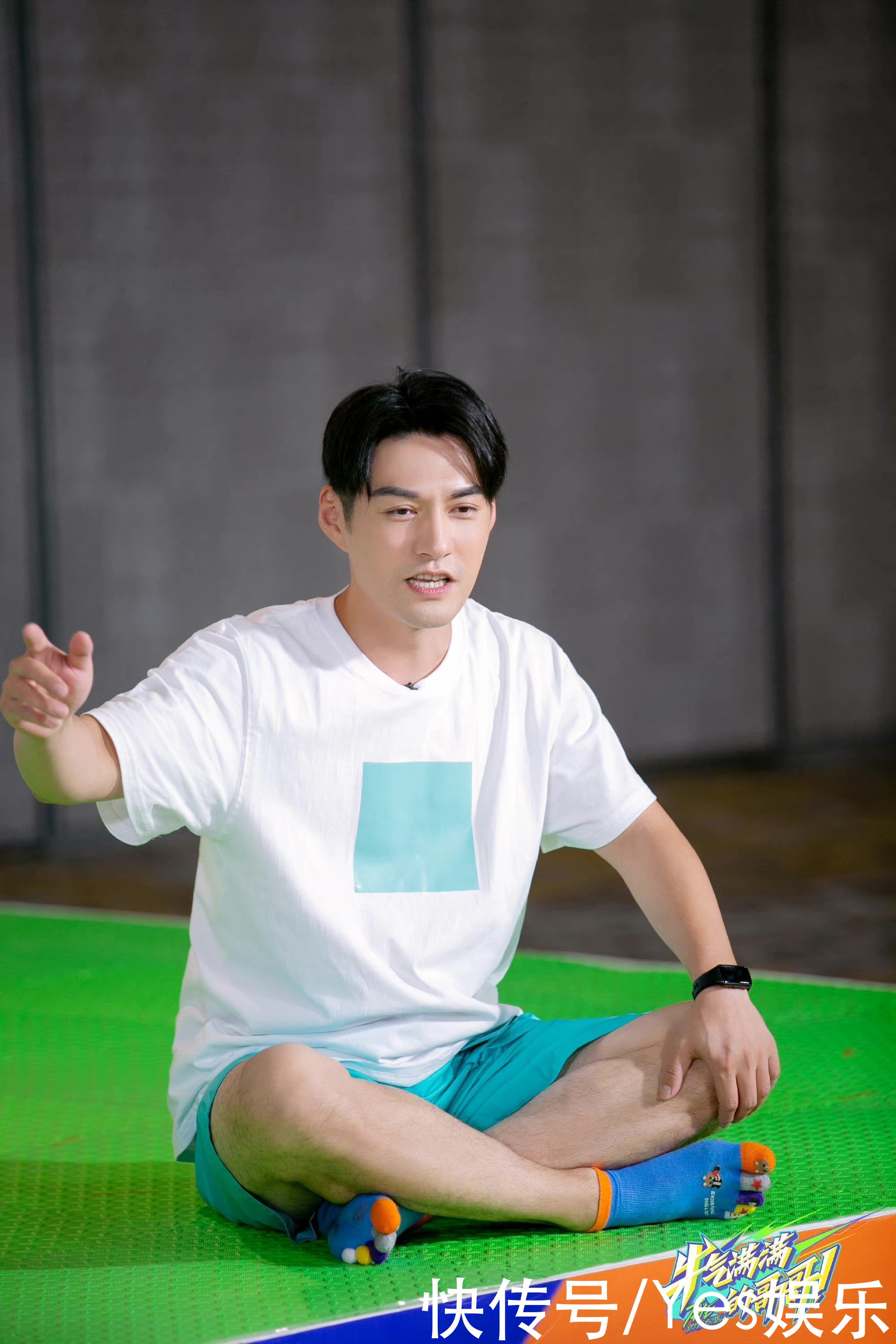 爆棚|严屹宽沉浸式玩游戏胜负欲爆棚 灭霸式打响指庆祝胜利仪式感满满