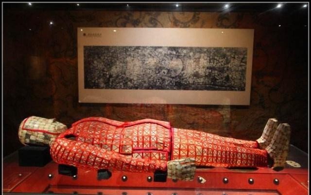  只能|他是我国史上最长寿的帝王，儿子比他先死，只能将皇位传给孙儿