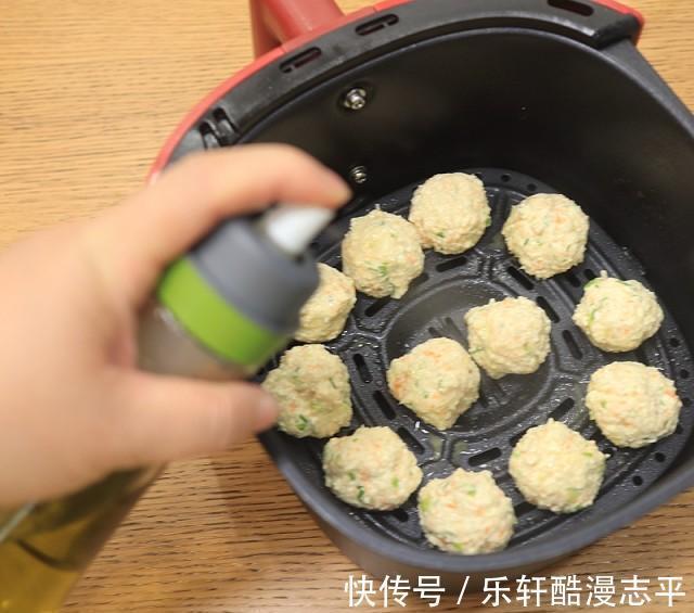 低脂丸子|一道无需用油的低脂丸子，不仅酥香多汁，还是健身人士不二之选