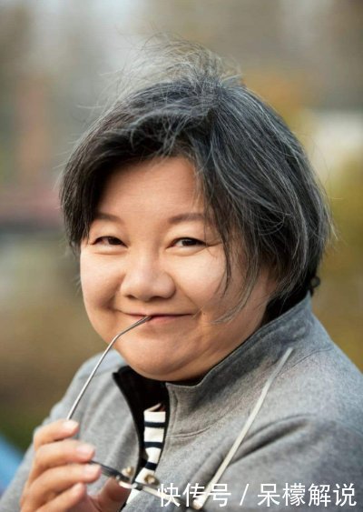 痞女洪晃:怒踹陈凯歌,骂冯小刚,徒手揭开