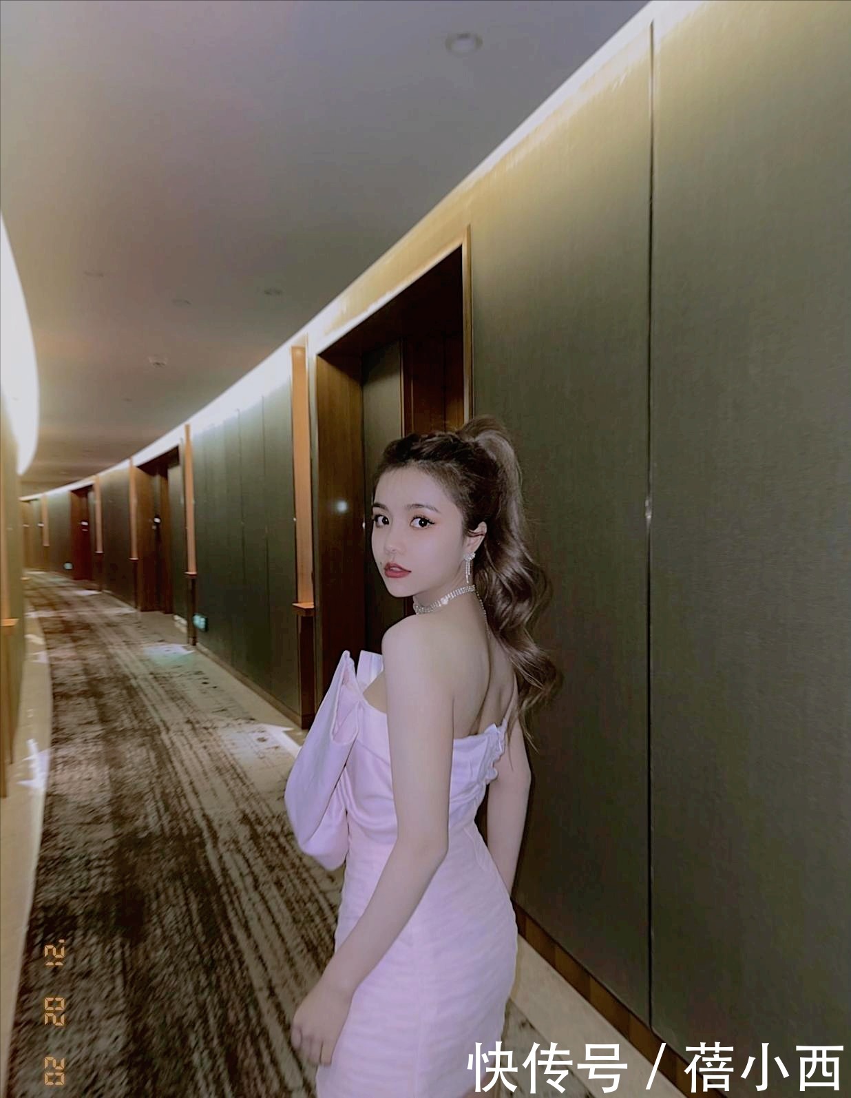 安崎真是迷死人了!原来小个子穿抹胸裙这么性感,线条迷人又招摇