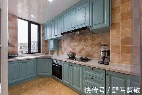 吊柜|为什么有钱人厨房不做吊柜了?头次看到这种设计,想立马回家学装