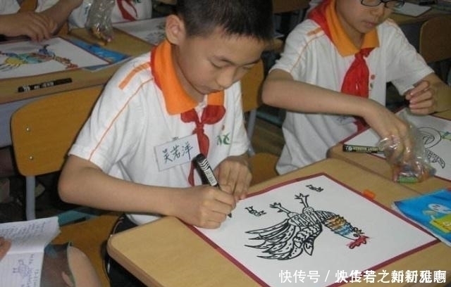 宝妈|11个月宝宝竟然自己下床?防止自己摔疼的这操作:厉害了