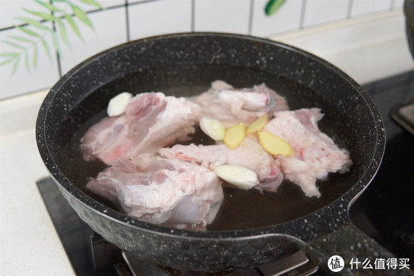 贴秋膘|节气美食 篇三十二:入秋贴秋膘,猪肉排骨靠边站,会吃大骨头才过瘾,花钱不多还解馋