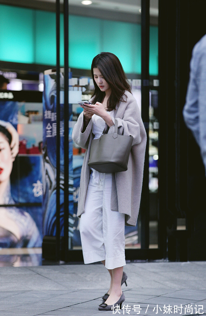 街拍 重庆街拍,粉色的长款卫衣裙舒适又随性,简约有型又有范!