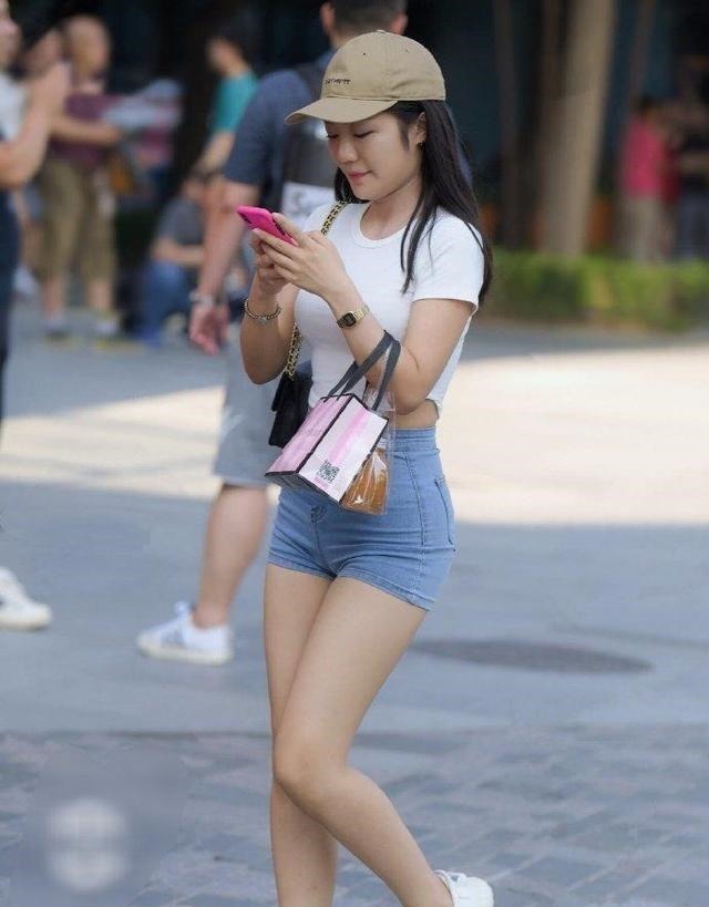 小姐姐 一条牛仔裤穿在美女身上真好看,看起来就很迷人!