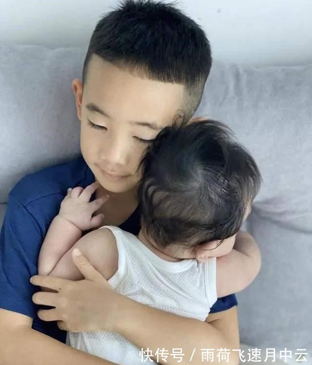 hoho|爱国先锋！陈小春1岁半小儿子正面照曝光，手执国旗开心挥舞狂奔