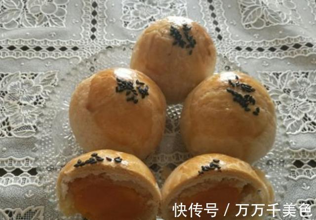 “蛋黄酥”还在买吗?教你这样做,个个酥到掉渣,香气真馋人!