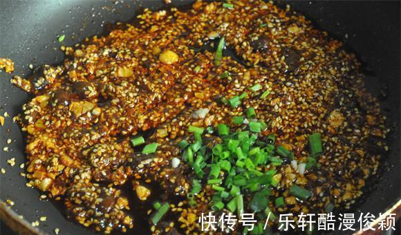 上火|不用面粉不用炸,十分钟上桌的香辣脆皮鸡翅,又酥又嫩,不上火!