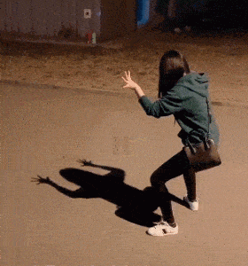 |搞笑GIF：小哥厉害了啊，你这是在给别人理发呢，还是在做饭呢