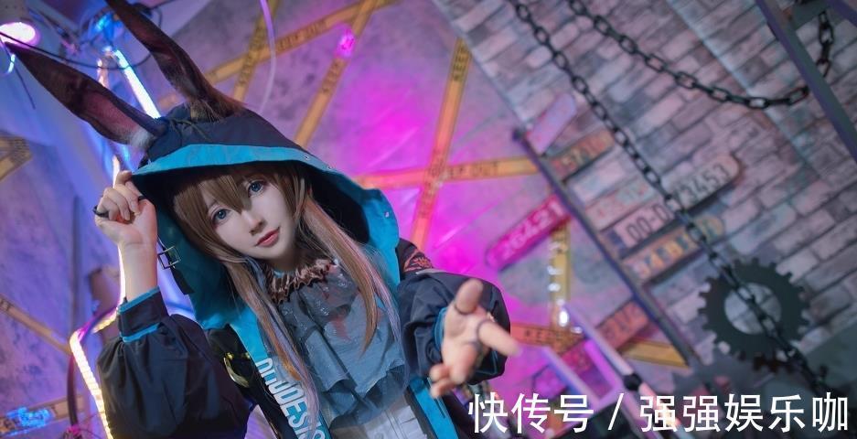 焦点|小萝莉COS阿米娅,“Z型腿”成全场焦点,网友:好难做到
