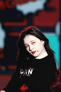 因洗脑神曲《bboom》迅速窜红的momoland成员nancy,凭借着混血精致