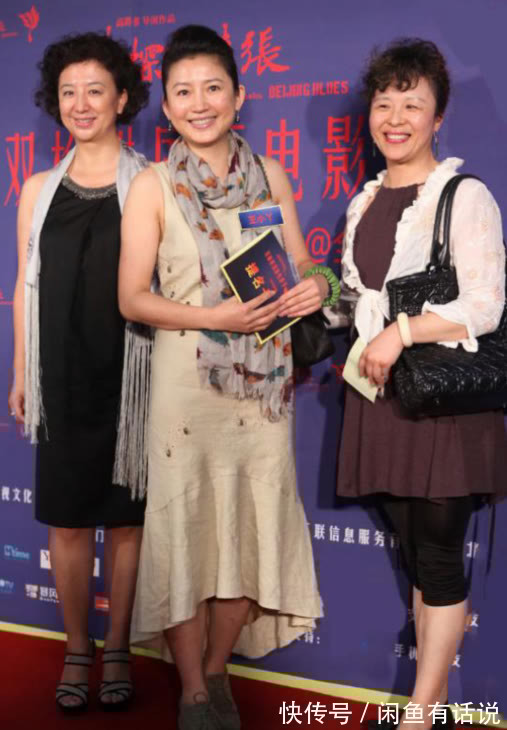 连衣裙|53岁王小丫素颜亮相,穿连衣裙配丝巾低调朴素,骨子里透着知性美