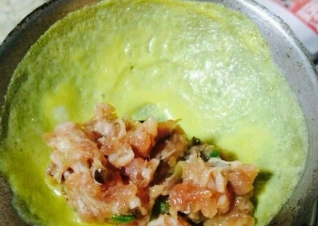 小朋友都爱吃的蛋饺,不用锅就能做,很简单,色泽金黄,又香又嫩