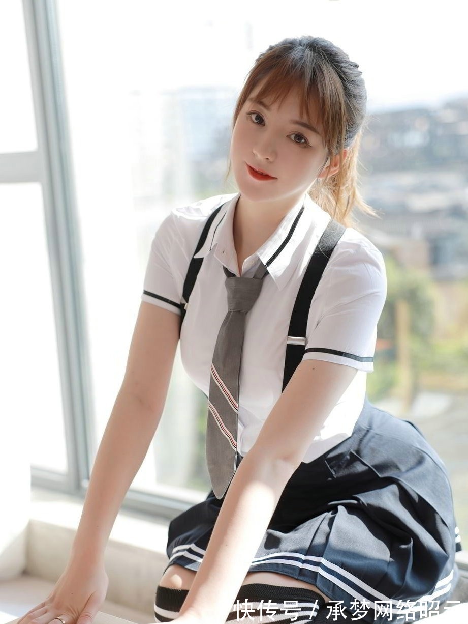 百褶裙|背带百褶裙搭配白衬衫,展现女性纤细的小蛮腰,是那么的优雅时尚