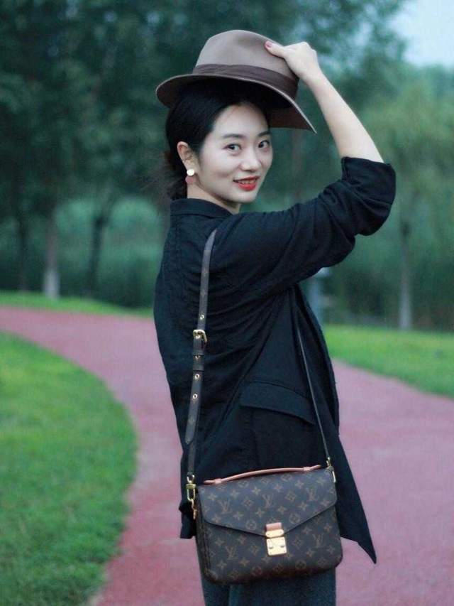 穿搭|这是我见过最洋气的通勤穿搭:风衣搭配牛仔裤,很实用又高级洋气