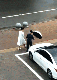 |搞笑GIF:小哥真是拼了,但是这个膜的质量实在是太好了