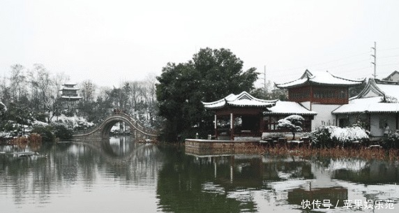 是梦境不然这雪落园林，水流村的景色怎会出现