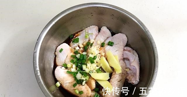 炸鸡|香到舔手指的蒜香炸鸡翅，制作简单，口感丰富！