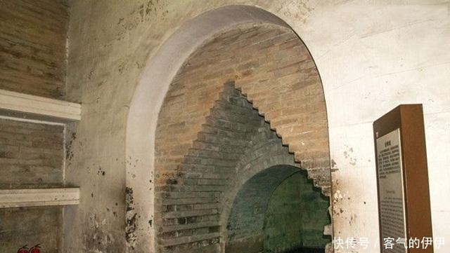  探路|1956年定陵考古：金刚墙打开后散黑烟，考古人员放公鸡探路