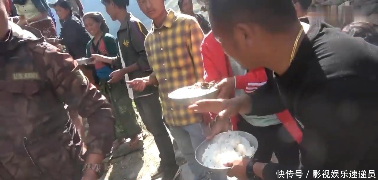 农村|尼泊尔农村大型酒席,场面壮观,只吃一个菜咖喱羊肉配米饭