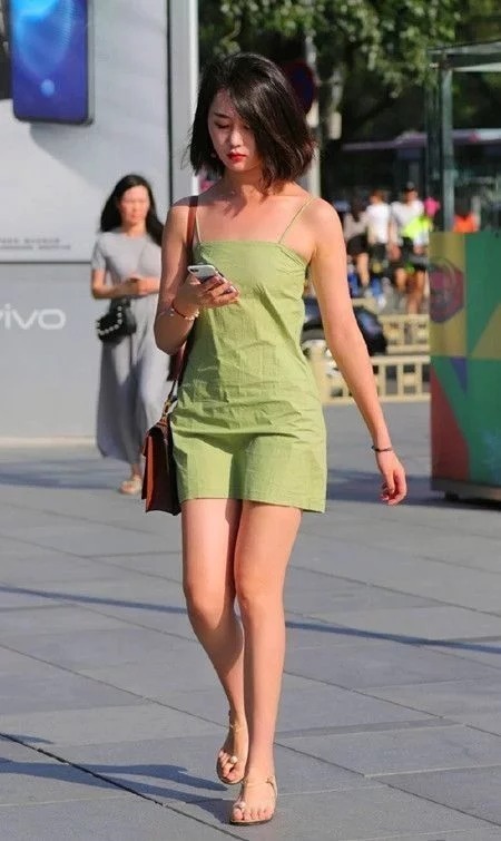 长裤|街拍:身材高挑的美女,身穿吊带配牛仔长裤,时尚优雅美丽大方