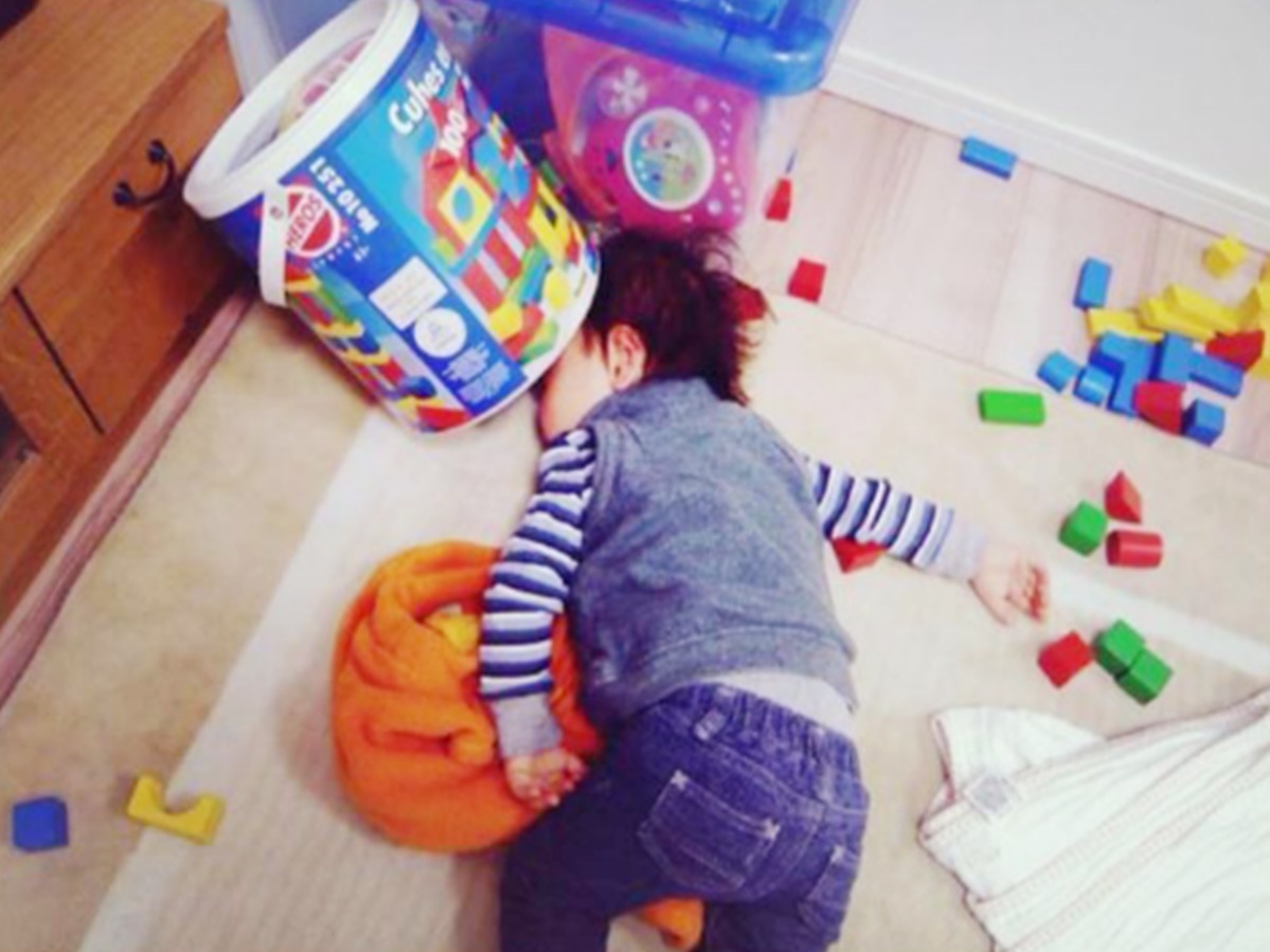 父母分享孩子“没电了”的照片“火了”,感慨:睡功是真强啊