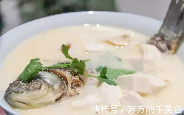 炖鱼时,教你一招去腥妙招,只需加一勺此料,鱼肉鲜美腥味全无