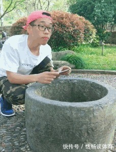 |搞笑GIF趣图段子:主任愣了一下说,舌头伸出来我看看