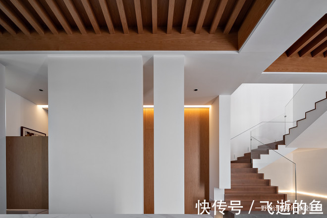楼梯间|看400平米豪华别墅如何装修现代简约风