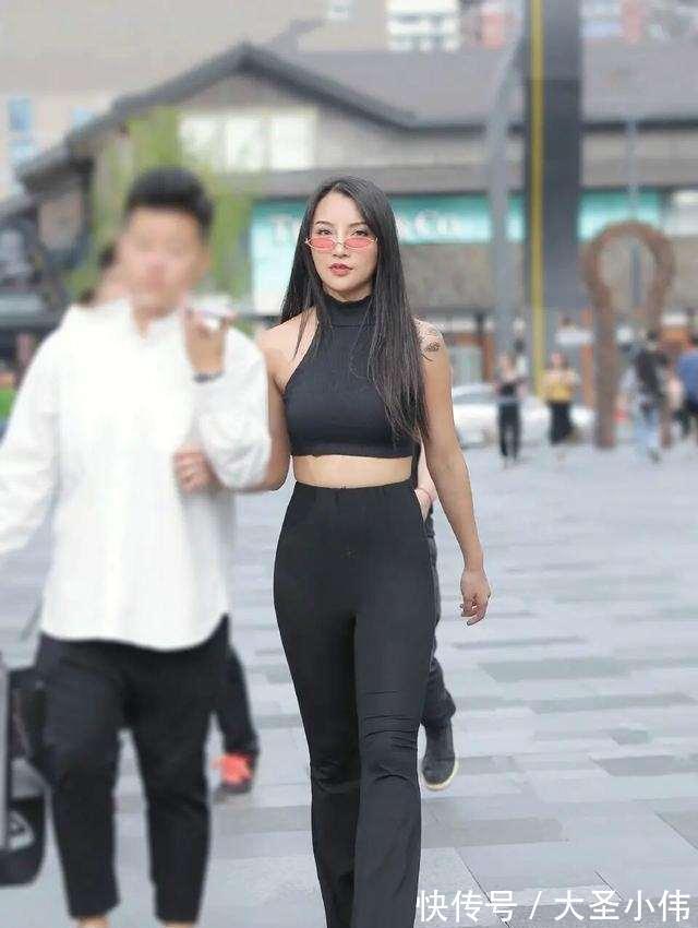 小姐姐|美女街拍:穿打底裤的小姐姐,格外青春减龄,令人羡慕